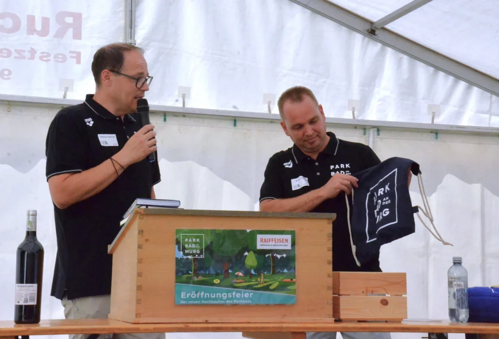 Baukommissionspräsident Markus Gehret beschenkt Genossenschaftspräsident Bruno Frei, der viele Jahre mit viel Herzblut für die neuen Hochbauten gearbeitet hat.
