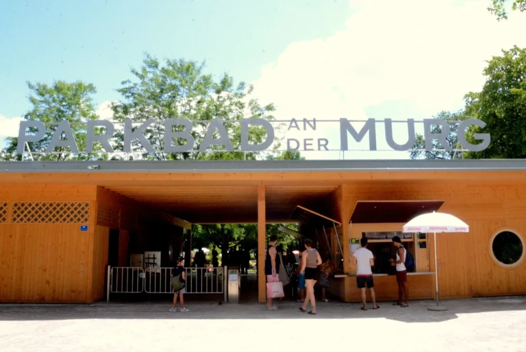 Der neue Eingangsbereich - Es konnten 312 m3 Holz aus den vier Vertragsgemeinden für die neuen Hochbauten verbaut werden.